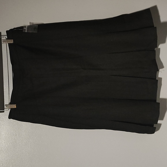 BFA Classics women's black pleated bottom skirt - Picture 4 of 17